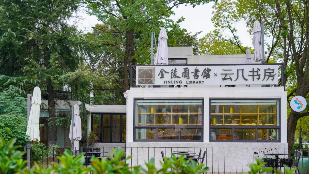 點(diǎn)亮城市的集裝箱商鋪書店